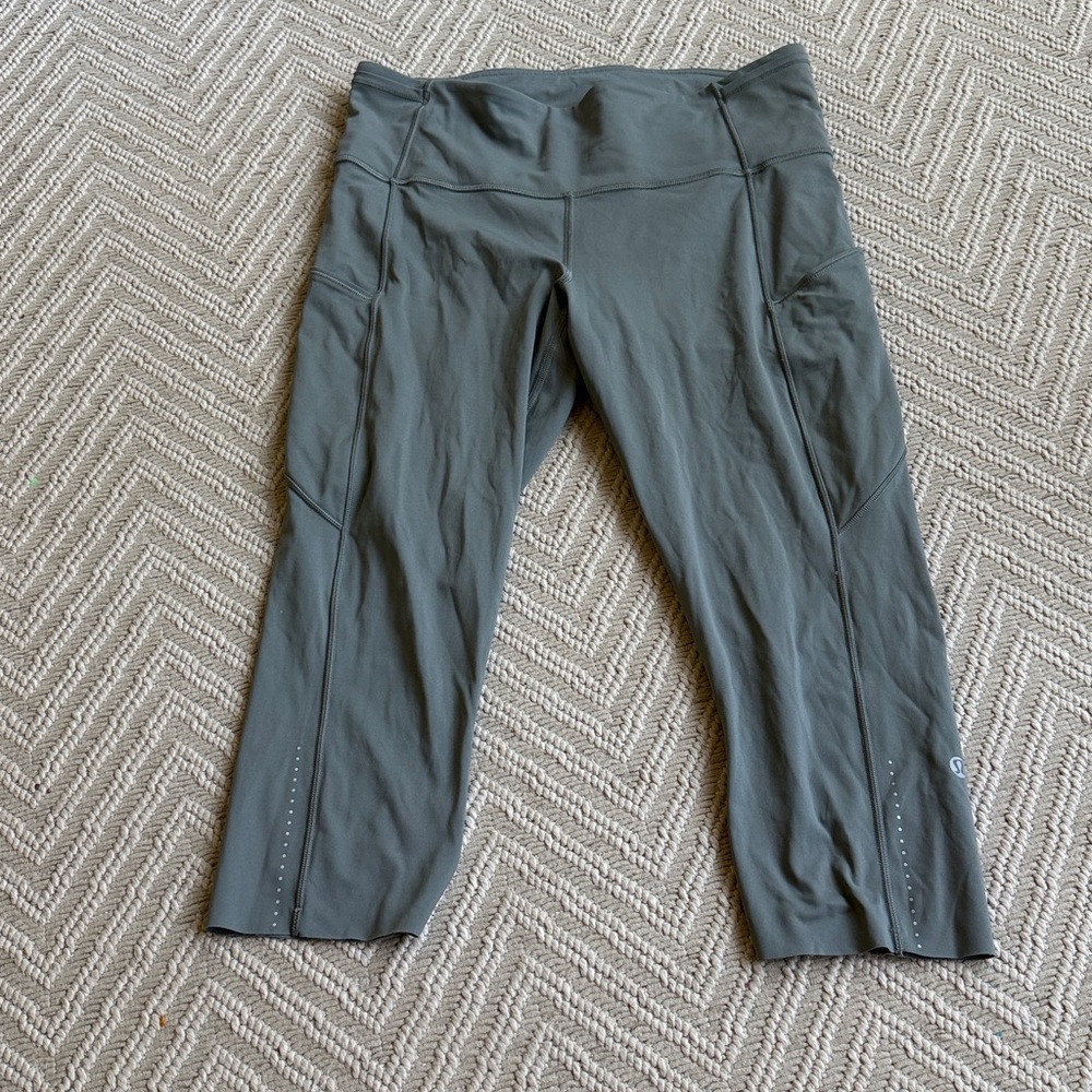 Lululemon size 10 fast and free crop